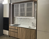 Столешница из кварца в сером цвете для кухни в бежевых тонах