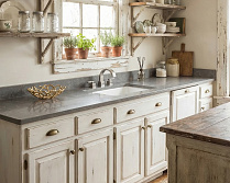Кухня shabby chic с каменной столешницей с золотыми прожилками